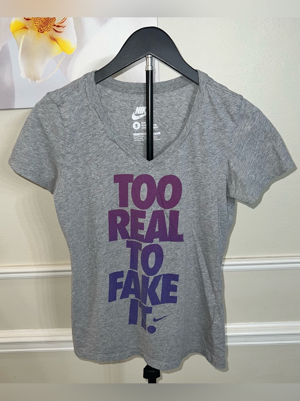 Nike Women’s Slim Fit Short Sleeve V-Neck Tee Shirt! Size Small.